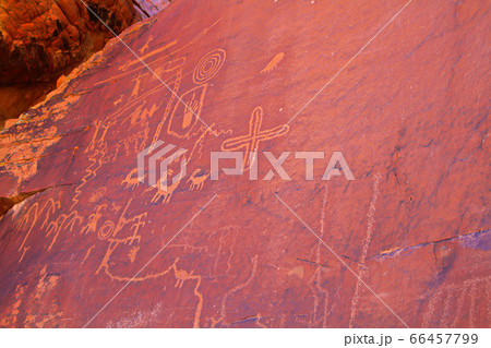アメリカ　ネバダ州　バレーオブファイヤー　州立公園　先住民　壁画 66457799