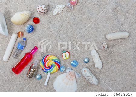 夏 海 砂浜 66458917