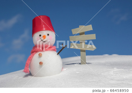 手作り雪だるまとリゾート案内板 66458950
