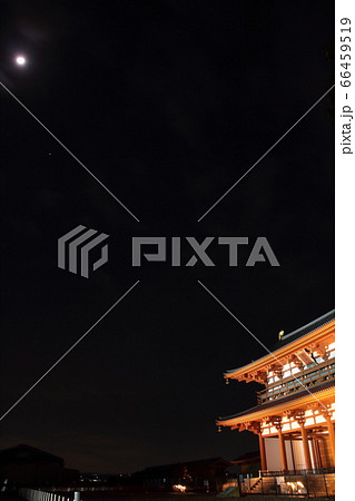 月明りに照らされる平城宮跡朱雀門 月明りに照らされる平城宮跡朱雀門 66459519