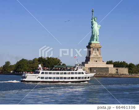 Statue of Liberty ans passenger boat on the foreground, New York City, USA 66461336