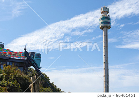 弥彦山 パノラマタワーとクライミングカー 珍しい回転昇降式展望塔 斜行エレベーター の写真素材