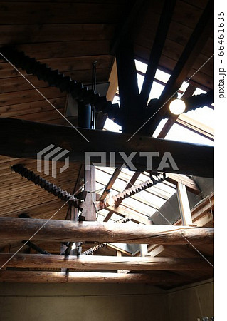 光が差し込む天窓と昔の梁がある家の天井空間の写真素材