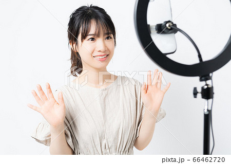 ライブ配信する若い女性 66462720