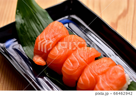 ノルウェー産サーモンの握り寿司 66462942