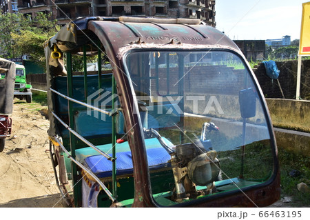 バングラデシュのコックスバザール 海岸沿いの街並みとホテルと店舗 路上に停車中のオートリキシャ バングラデシュのコックスバザール 海岸沿いの街並みとホテルと店舗 路上に停車中のオートリキシャ 66463195