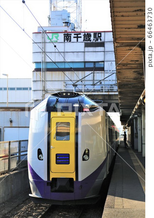 南千歳駅に入線する特急列車 66463730