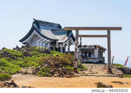 快晴の空と蔵王山頂の刈田嶺神社（奥宮）　宮城県蔵王町 66463850