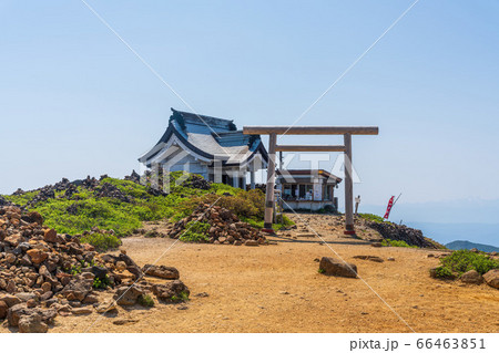 快晴の空と蔵王山頂の刈田嶺神社（奥宮）　宮城県蔵王町 66463851