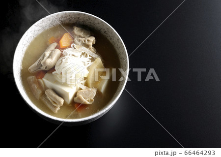 俯瞰で撮影した大根、人参、牛蒡、豆腐が入った具だくさんの熱々味噌味もつ煮込み(黒背景) 俯瞰で撮影した大根、人参、牛蒡、豆腐が入った具だくさんの熱々味噌味もつ煮込み(黒背景) 66464293