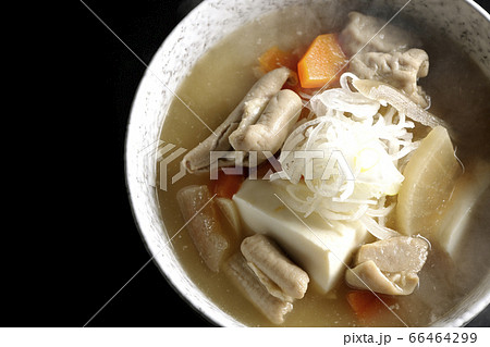 俯瞰で撮影した大根、人参、牛蒡、豆腐が入った具だくさんの熱々味噌味もつ煮込み(黒背景) 俯瞰で撮影した大根、人参、牛蒡、豆腐が入った具だくさんの熱々味噌味もつ煮込み(黒背景) 66464299