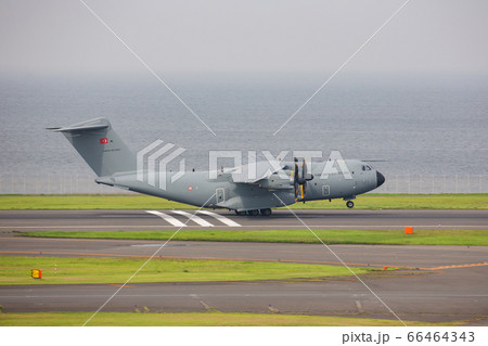 羽田空港を離陸するトルコ空軍のA400M輸送機（東京都大田区） 66464343