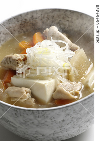 大根、人参、豆腐が入った具だくさんの熱々味噌味もつ煮込み(白背景) 大根、人参、豆腐が入った具だくさんの熱々味噌味もつ煮込み(白背景) 66464388
