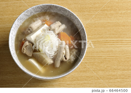 大根、人参、牛蒡、豆腐が入った具だくさんの熱々もつ煮込みを俯瞰で撮影 大根、人参、牛蒡、豆腐が入った具だくさんの熱々もつ煮込みを俯瞰で撮影 66464500