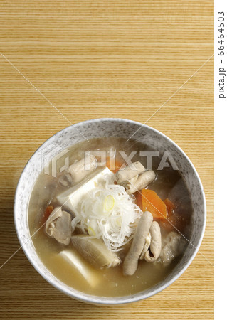 大根、人参、牛蒡、豆腐が入った具だくさんの熱々もつ煮込みを俯瞰で撮影 大根、人参、牛蒡、豆腐が入った具だくさんの熱々もつ煮込みを俯瞰で撮影 66464503