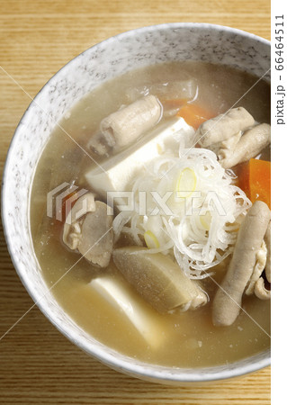 大根、人参、牛蒡、豆腐が入った具だくさんの熱々もつ煮込みを俯瞰で撮影 66464511