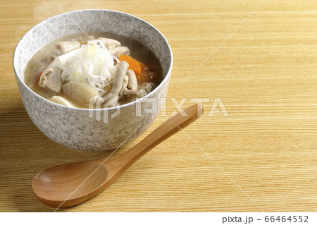 大根、人参、牛蒡、豆腐が入った具だくさんの熱々みそ味もつ煮込み 大根、人参、牛蒡、豆腐が入った具だくさんの熱々みそ味もつ煮込み 66464552