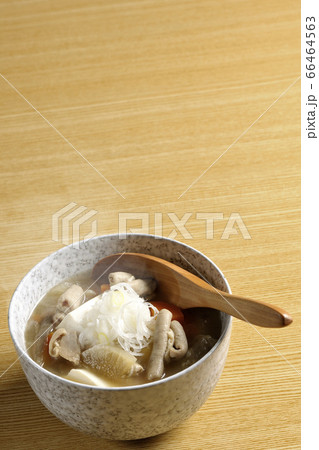 大根、人参、牛蒡、豆腐が入った具だくさんの熱々みそ味もつ煮込み 大根、人参、牛蒡、豆腐が入った具だくさんの熱々みそ味もつ煮込み 66464563
