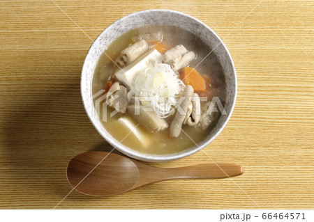 大根、人参、牛蒡、豆腐が入った具だくさんの熱々みそ味もつ煮込み 66464571