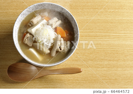 大根、人参、牛蒡、豆腐が入った具だくさんの熱々みそ味もつ煮込み 66464572