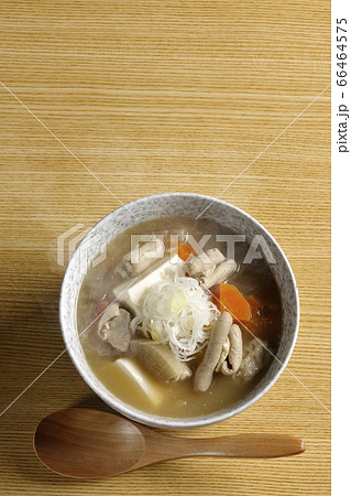 大根、人参、牛蒡、豆腐が入った具だくさんの熱々みそ味もつ煮込み 66464575