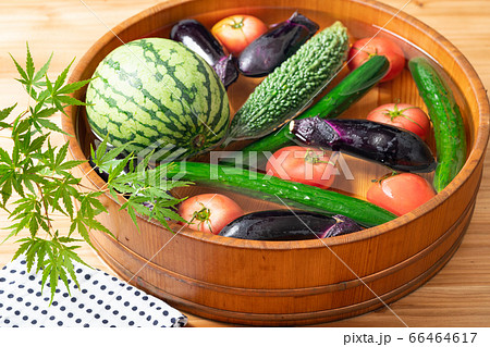 桶で夏野菜を冷やす 桶で夏野菜を冷やす 66464617