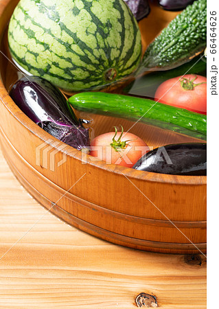 桶で夏野菜を冷やす 桶で夏野菜を冷やす 66464626