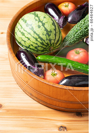 桶で夏野菜を冷やす 桶で夏野菜を冷やす 66464627
