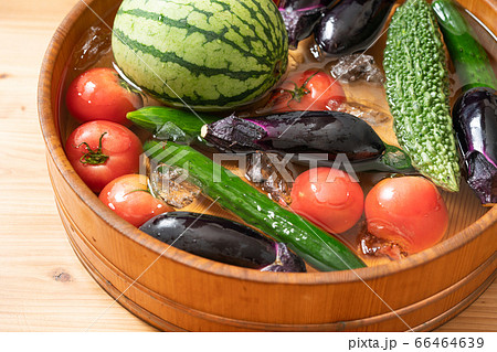 桶で夏野菜を冷やす 桶で夏野菜を冷やす 66464639
