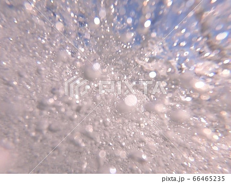 水中に立つ無数の泡 水中に立つ無数の泡 66465235