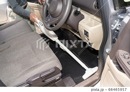 コードレスクリーナーで車内清掃 前部座席 運転席の写真素材