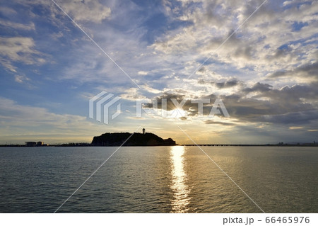 腰越漁港からの江の島の夕景 腰越漁港からの江の島の夕景 66465976