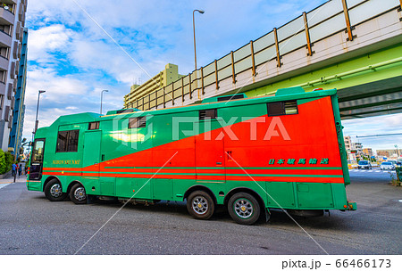 日本の川崎都市景観 競馬場前 の交差点を走る馬運車の写真素材