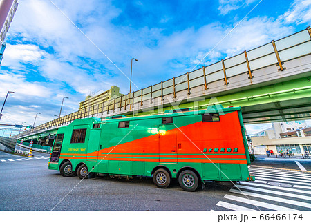 日本の川崎都市景観「競馬場前」の交差点を走る馬運車(奥は川崎競馬場) 日本の川崎都市景観「競馬場前」の交差点を走る馬運車(奥は川崎競馬場) 66466174