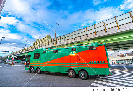 日本の川崎都市景観「競馬場前」の交差点を走る馬運車(奥は川崎競馬場) 日本の川崎都市景観「競馬場前」の交差点を走る馬運車(奥は川崎競馬場) 66466175