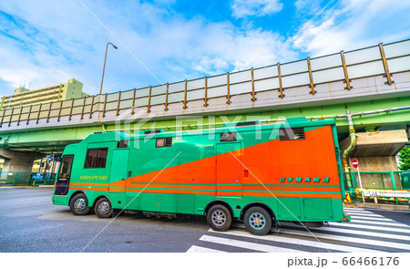 日本の川崎都市景観「競馬場前」の交差点を走る馬運車（奥は川崎競馬場方向） 66466176