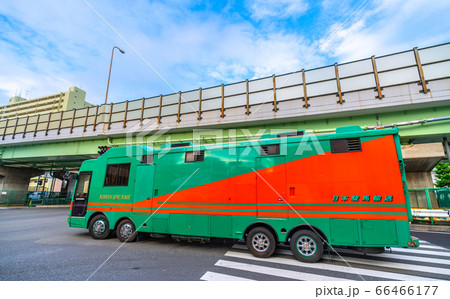 日本の川崎都市景観 競馬場前 の交差点を走る馬運車 奥は川崎競馬場方向 の写真素材