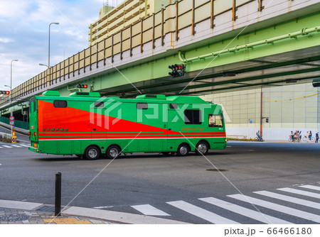 日本の川崎都市景観 競馬場前 の交差点を走る馬運車の写真素材