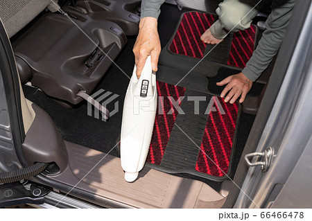 コードレスクリーナーで車内清掃 後部座席 コードレスクリーナーで車内清掃 後部座席 66466478