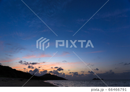 日本、沖縄県石垣島・平久保崎と灯台 66466791