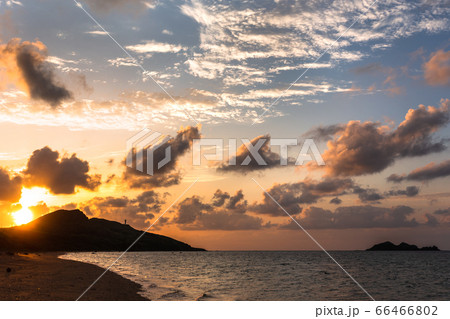 日本、沖縄県石垣島・平久保崎と灯台 日本、沖縄県石垣島・平久保崎と灯台 66466802
