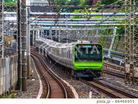 日本の東京都市景観 西日暮里を出発した電車 66466955