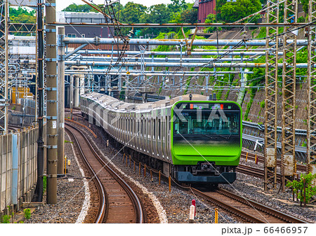 日本の東京都市景観 西日暮里を出発した電車 66466957
