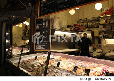 ストックホルムのエステルマルム市場の魚屋 66468519