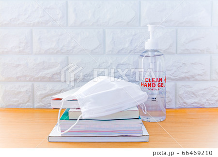 図書館のコロナ対策イメージ、マスクと消毒液 66469210