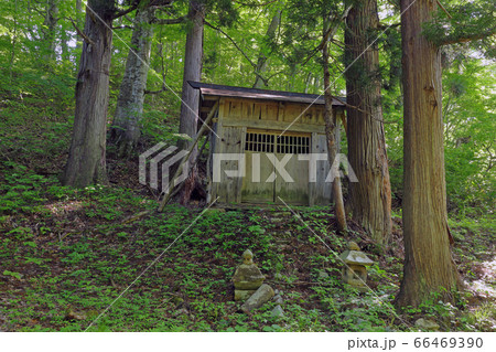 古い峠の小さな神社-吉尾峠 福島県只見町・昭和村 古い峠の小さな神社-吉尾峠 福島県只見町・昭和村 66469390