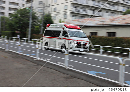 緊急走行中の救急車の写真素材