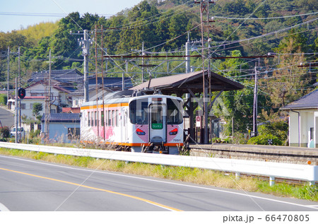 宍道湖沿線の国道沿いを走る一畑電車とレトロな駅のホームが見える長閑な風景 … 島根県 松江市(晴れ) 宍道湖沿線の国道沿いを走る一畑電車とレトロな駅のホームが見える長閑な風景 … 島根県 松江市(晴れ) 66470805