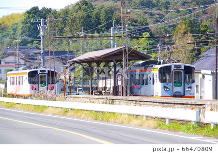 宍道湖沿線の国道沿いを走る一畑電車とレトロな駅のホームが見える長閑な風景 … 島根県 松江市(晴れ) 宍道湖沿線の国道沿いを走る一畑電車とレトロな駅のホームが見える長閑な風景 … 島根県 松江市(晴れ) 66470809