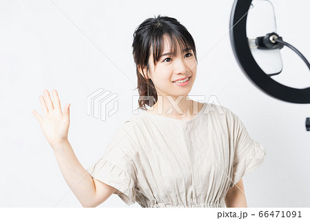 ライブ配信する若い女性 ライブ配信する若い女性 66471091